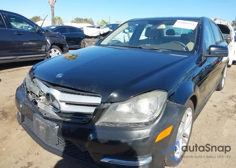 2012 Mercedes-Benz C 250 Sport z USA, uszkodzony, nr VIN WDDGF4HB2CR207974